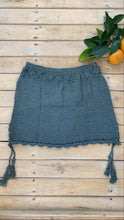 Cargar imagen en el visor de la galería, MINIFALDA CROCHET LISA GRIS